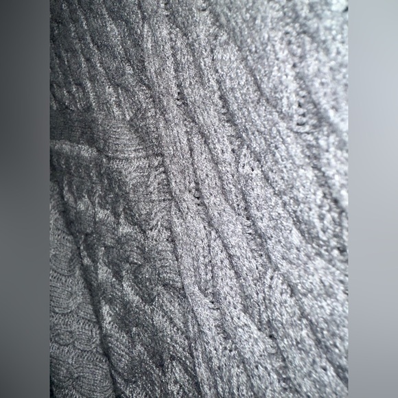 Women’s Cable Knit Asymmetrical Hem Sweater - Picture 4 of 5